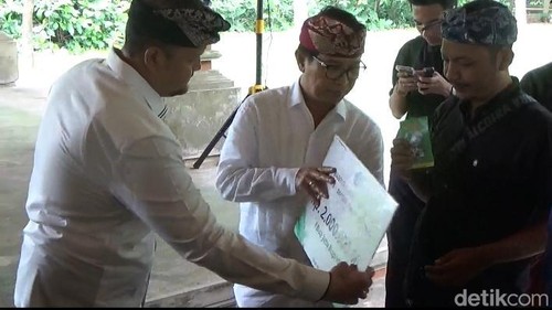 Penyaluran bantuan oleh Bupati Badung I Wayan Adi Arnawa di Kecamatan Abiansemal, Senin (10/11/2025). (Agus Eka/detikBali)