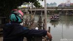 Perahu Eretan Jadi Andalan Warga Hindari Macet di Penjaringan Jakut