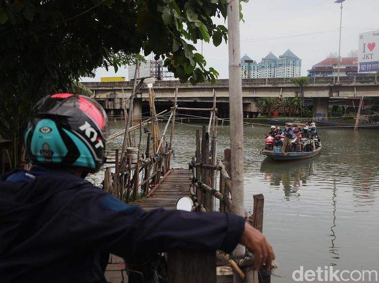 Perahu Eretan Jadi Andalan Warga Hindari Macet di Penjaringan Jakut