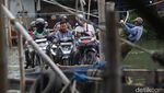 Perahu Eretan Jadi Andalan Warga Hindari Macet di Penjaringan Jakut