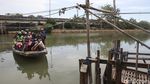 Perahu Eretan Jadi Andalan Warga Hindari Macet di Penjaringan Jakut