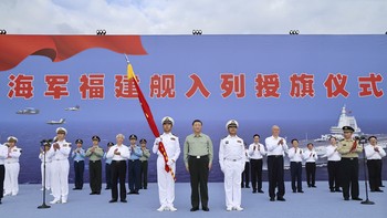 Presiden China menghadiri upacara peresmian kapal induk Fujian di pelabuhan militer di Sanya, Pulau Hainan. Fujian merupakan kapal induk ketiga sekaligus paling maju kepunyaan China, dilengkapi dengan ketapel elektromagnetik (EMALS) yang mampu meluncurkan tiga jenis pesawat tempur. Foto: Global Times
