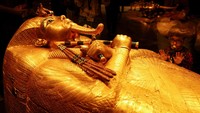 Tampak detail ukiran halus dan ornamen batu permata di peti emas Tutankhamun, simbol kejayaan peradaban Mesir kuno yang masih memukau hingga kini. REUTERS/Mohamed Abd El Ghany
