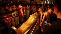 Tampak pengunjung terpukau dengan peti emas Firaun Tutankhamun. Museum ini menjadi destinasi wisata sejarah baru yang mendunia. REUTERS/Mohamed Abd El Ghany