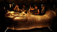 Pengunjung memandangi peti emas Firaun Tutankhamun yang dipamerkan di ruang utama Museum Agung Mesir, Giza, pada hari pertama pembukaannya beberapa waktu lalu. REUTERS/Mohamed Abd El Ghany