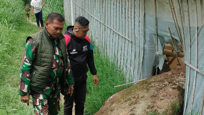 Petugas cek batu berukuran besar yang menggelinding dari Gunung Batu Lembang
