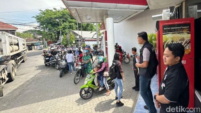 Petugas Satreskrim Polres Bojonegoro saat cek SPBU