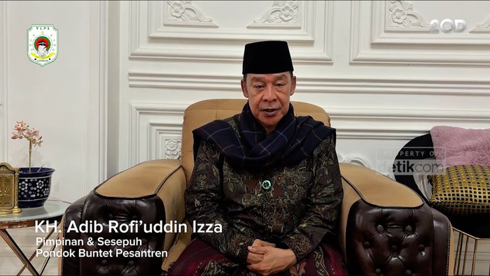 Pimpinan Pondok Buntet Pesantren KH Adib Rofiuddin Izza