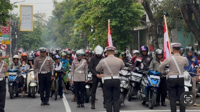 Polisi dan Komunitas Sepeda Tua Nganjuk Hening Cipta Bareng di Hari Pahlawan