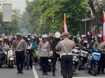 Polisi-Komunitas Sepeda Tua Nganjuk Hening Cipta Bareng di Hari Pahlawan