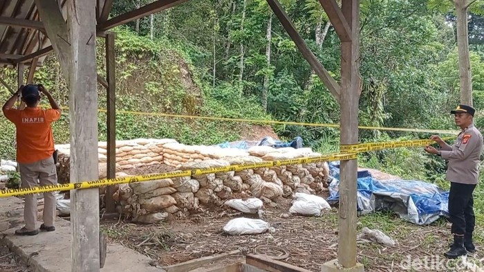 Polisi menutup area tambang emas ilegal di Kecamatan Karangjaya Kabupaten Tasikmalaya.