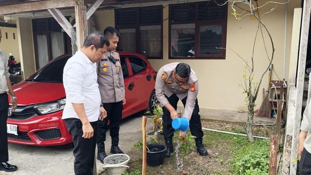 Polres Kampar menanam 35 bibit mangga di Asrama Polisi