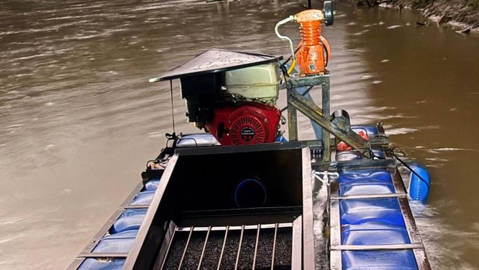 Polres Rohul menyita alat rakit penambangan emas tanpa izin (PETI) di Sungai Rokan.