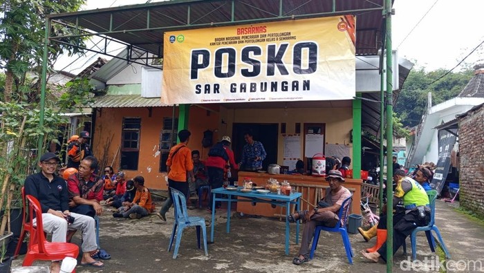 Posko SAR Gabungan di Dusun Salakan, Desa Gandusari, Kecamatan Bandongan, Kabupaten Magelang, Senin (11/10/2025).