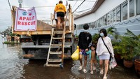 Lebih dari satu juta orang dievakuasi sebelum Topan Fung-wong menerjang daratan pada hari Minggu (9/11), menimbulkan angin kencang, hujan lebat, dan gelombang badai di pulau terpadat, Luzon, yang membuat beberapa orang tidak bisa tidur semalaman. Foto: REUTERS/Lisa Marie David