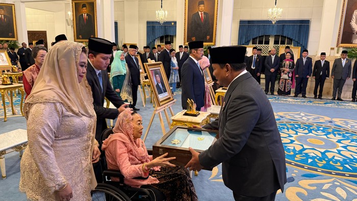 Prabowo anugerahkan gelar pahlawan nasional ke 10 tokoh, termasuk Soeharto dan Gus Dur (Eva/detikcom)