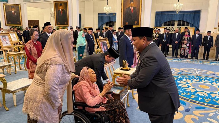 Prabowo anugerahkan gelar pahlawan nasional ke 10 tokoh, termasuk Soeharto dan Gus Dur (Eva/detikcom)