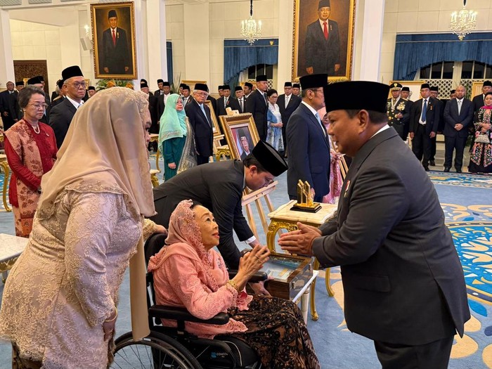 Prabowo anugerahkan gelar pahlawan nasional ke 10 tokoh, termasuk Soeharto dan Gus Dur (Eva/detikcom)