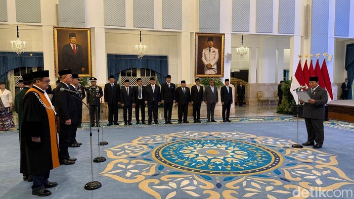 Presiden Prabowo lantik Kepala BRIN dan Wakil Kepala BRIN di Istana Negara, Senin (10/11/2025). (Eva/detikcom)