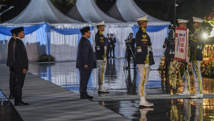 Presiden Prabowo Subianto (tengah) didampingi Wakil Presiden Gibran Rakabuming Raka (kiri) dan Menteri Sosial Saifullah Yusuf (kanan) memimpin Upacara Ziarah Nasional dan Renungan Suci Hari Pahlawan 2025 di Taman Makam Pahlawan Nasional Utama Kalibata, Jakarta, Minggu (9/11/2025). Kegiatan yang digelar sebagai rangkaian peringatan Hari Pahlawan 2025 tersebut mengusung tema Pahlawanku Teladanku, Terus Bergerak, Melanjutkan Perjuangan. ANTARA FOTO/Galih Pradipta