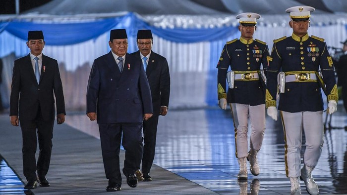 Presiden Prabowo Subianto (tengah) didampingi Wakil Presiden Gibran Rakabuming Raka (kiri) dan Menteri Sosial Saifullah Yusuf (kanan) memimpin Upacara Ziarah Nasional dan Renungan Suci Hari Pahlawan 2025 di Taman Makam Pahlawan Nasional Utama Kalibata, Jakarta, Minggu (9/11/2025). Kegiatan yang digelar sebagai rangkaian peringatan Hari Pahlawan 2025 tersebut mengusung tema Pahlawanku Teladanku, Terus Bergerak, Melanjutkan Perjuangan. ANTARA FOTO/Galih Pradipta