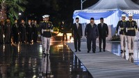 Setelah prosesi tabur bunga, Presiden Prabowo berjalan menghampiri para tamu undangan dan menyapa keluarga para pahlawan yang hadir.  ANTARA FOTO/Galih Pradipta