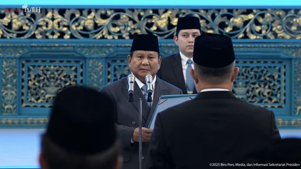 Presiden Prabowo Subianto saat mendengarkan Pengucapan Sumpah Wakil Ketua MA Bidang Non Yudisial dan Pelantikan Kepala dan Waka BRIN di Istana Merdeka, Jakarta, Senin (10/11/2025). (Tangkapan Layar Youtube/Sekretariat Presiden)
