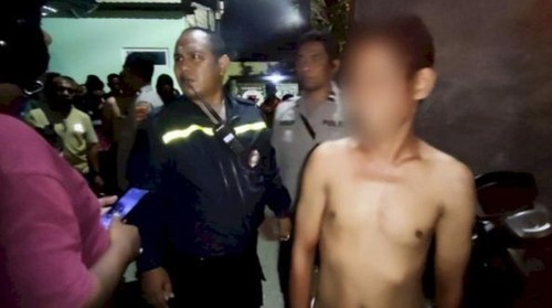 Polisi saat mengamankan pria mabuk sopi berinisial JHL di Kelurahan Nunleu, Kecamatan Kota Raja, Kota Kupang, Nusa Tenggara Timur (NTT), Minggu (09/11/2025).