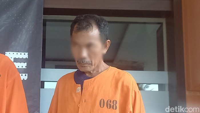 Pria pemerkosa anak teman di Buleleng, saat dihadirkan dalam rilis kasus, Senin (10/11/2025).