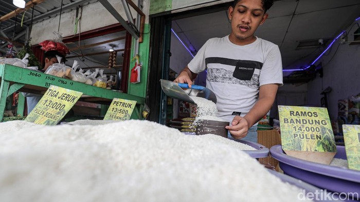 Pedagang melayani pembeli beras di salah satu gerai penjualan di Depok, Senin (10/11/2025). Stok beras pemerintah hingga 7 November 2025 tercatat mencapai 3,923 juta ton.