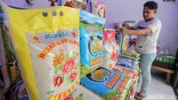 Pedagang melayani pembeli beras di salah satu gerai penjualan di Depok, Senin (10/11/2025).