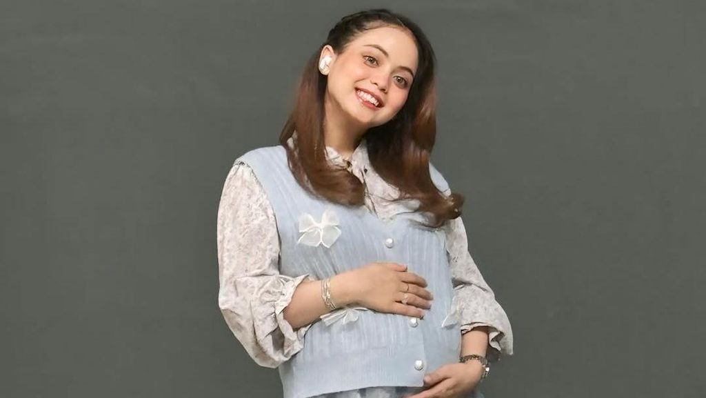 Video Kegembiraan Putri Isnari Sambut Anak Pertamanya