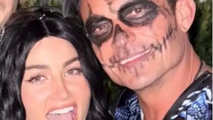 Ia mengenakan jumpsuit biru metalik dan wig gelap, meniru gaya luar angkasa Katy Perry, Orlando Bloom tampil di sampingnya dengan cat wajah tengkorak. Foto: Instagram/Reddit