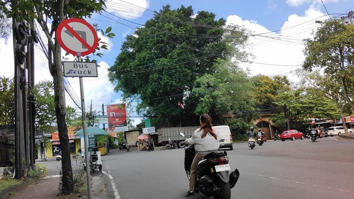 Rambu larangan melintas ke jalur tanjakan Goa Gong (kiri) yang terpasang di simpang tiga Kampus Unud, Jimbaran, Kuta Selatan. (Agus Eka/detikBali)