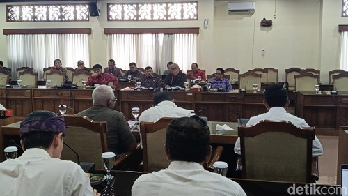 Rapat dengar pendapat Pansus TRAP DPRD Bali dan Samabe Bali Suites & Villas di kantor DPRD Bali, Senin (10/11/2025). (Foto: Ni Made Lastri Karsiani Putri/detikBali)