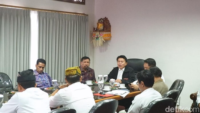 Rapat konsolidasi tentang aset tanah yang dimiliki Pemprov Bali di kantor DPRD Bali pada Senin (10/11/2025).