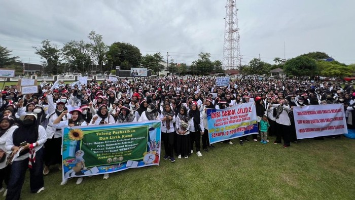 Ratusan guru swasta gelar aksi di Pemkab Muba.
