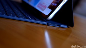 Bagian kanan terdapat tombol power Dan port USB-C untuk isi ulang. Foto: Adi Fida Rahman/detikINET