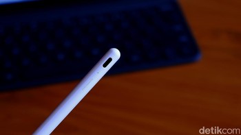 Stylus in terkoneksi menggunakan Bluetooth dengan isi ulang menggunakan port USB Type C. Foto: Adi Fida Rahman/detikINET