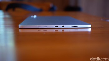 Bagian kanan (mode landscape) terdapat speaker, port USB type C dan jack audio 3,5 mm. Foto: Adi Fida Rahman/detikINET