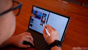 Tablet ini tersedia dalam tiga pilihan warna yaitu Lavender Purple, Silver, dan Graphite Gray. Berikut ini harga di Indonesia: Redmi Pad 2 Pro 8/256GB: Rp 4.499.000 Redmi Pad 2 Pro Keyboard: Rp 699.000 Redmi Smart Pen: Rp 699.000 Foto: Adi Fida Rahman/detikINET