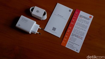 Dalam paket penjualan diberikan adaptor charger 33W, kabel data, kerta petunjuk Dan ucapan terima kasih. Foto: Adi Fida Rahman/detikINET