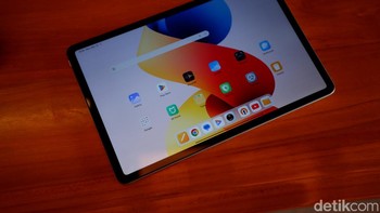 Redmi Pad 2 Pro mengusung layar IPS LCD berukuran 12,1 inch dengan resolusi 2,5K. Layarnya memiliki rasio 16:10, refresh rate 120Hz, tingkat kecerahan puncak hingga 600 nits Foto: Adi Fida Rahman/detikINET