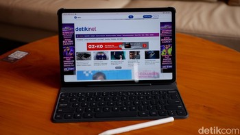 Tidak ketinggalan disediakan keyboard case yang terkoneksi Bluetooth. Foto: Adi Fida Rahman/detikINET
