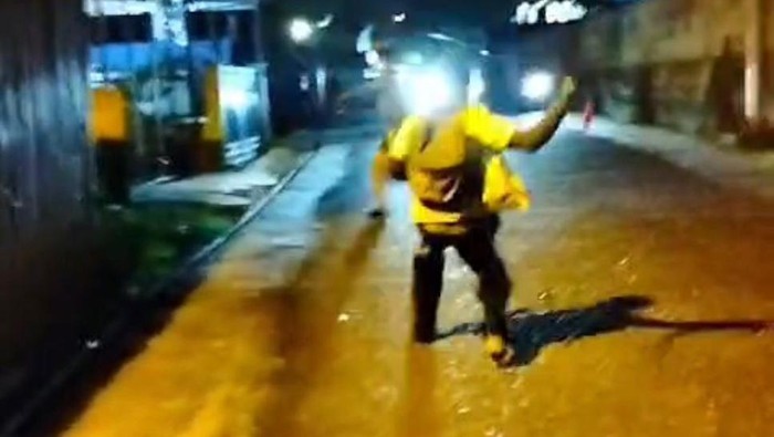 Rekaman aksi duel remaja bersajam di Jambi