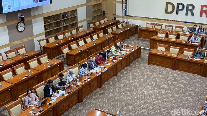 Forum Advokat Pembaharuan Hukum Acara Pidana dalam rapat dengar pendapat umum (RDPU) di Komisi III DPR, Jakarta, Senin (10/11/2025).