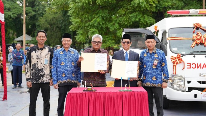 RS Unhas menerima bantuan satu unit ambulans dari BNI pada momen peringatan Hari Pahlawan.