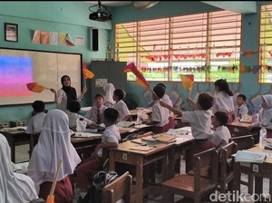 Sorak Gembira Siswa SD di Cengkareng Sambut MBG dari SPPG Polda Metro