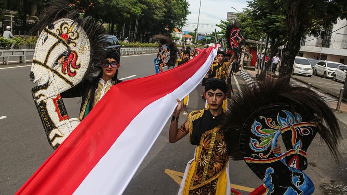 Foto udara peserta membentangkan bendera Merah Putih saat mengikuti Kirab Merah Putih di Lapangan Pancasila, Semarang, Jawa Tengah, Senin (10/11/2025). Kegiatan kirab dengan membentangkan bendera Merah Putih sepanjang 1.945 meter yang diikuti ribuan peserta dari kalangan guru, pelajar, mahasiswa, organisasi masyarakat, dan seniman di kota tersebut dalam rangka memperingati Hari Pahlawan 2025 sekaligus menumbuhkan jiwa nasionalisme dan kecintaan terhadap tanah air serta semangat patriotisme kepada generasi muda. ANTARA FOTO/Makna Zaezar