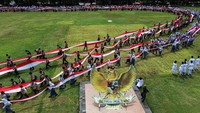 Dengan penuh semangat, peserta kirab berjalan serempak mengelilingi kawasan pusat kota sambil membawa bendera merah putih dengan bangga. Lantunan lagu-lagu perjuangan dan sorak kebanggaan menggema di sepanjang rute, menambah suasana haru dan patriotik. ANTARA FOTO/Makna Zaezar